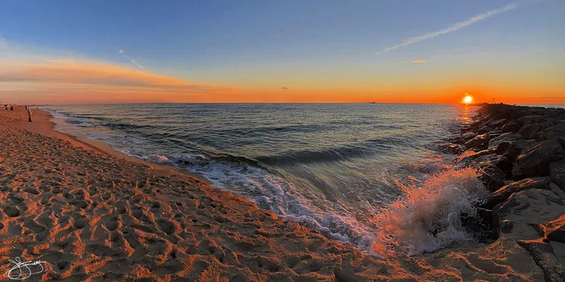 The Ocean Meets a Corner Jetty